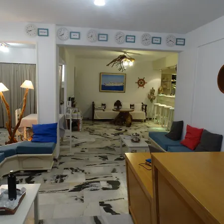 卡斯泰罗佩特拉公寓 公寓式酒店 3*