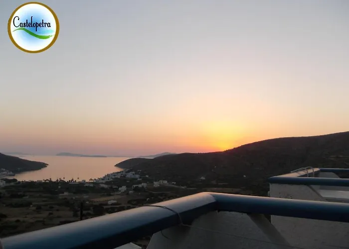 卡斯泰罗佩特拉公寓 3*